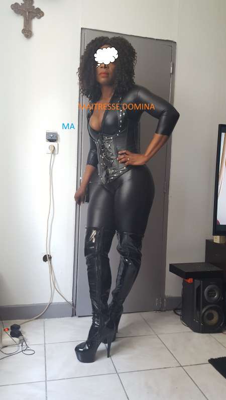 MAITRESSE DOMINATRICE FEMME BLACK ET SA SOUMISE