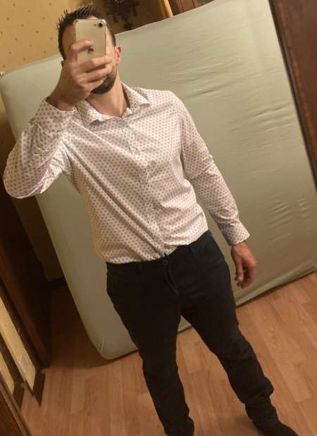 Homme souriant et respectueux