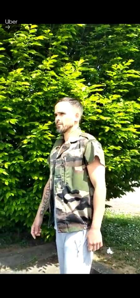 Homme tatoué de 38 ans propose ses services