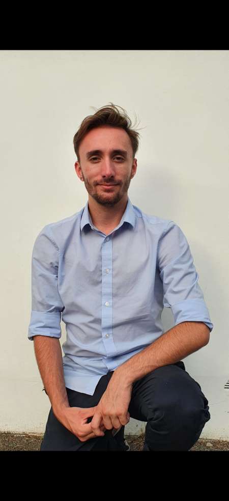 Jeune homme de 22 ans avec peu d'expérience dispo