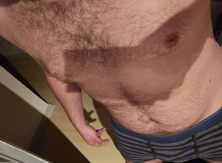 Jeune homme, physique agréable vend ses services