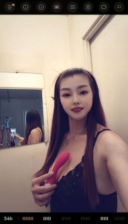 nina Une jolie femme