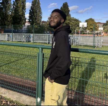 Jeune homme en quête de plaisir a partager.
