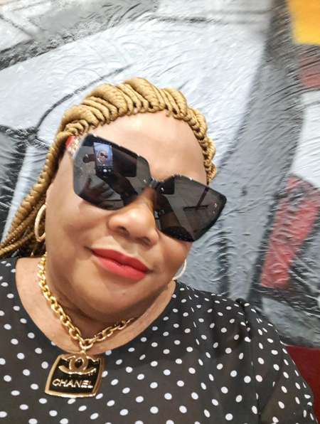 Belle femme africaine dans votre région