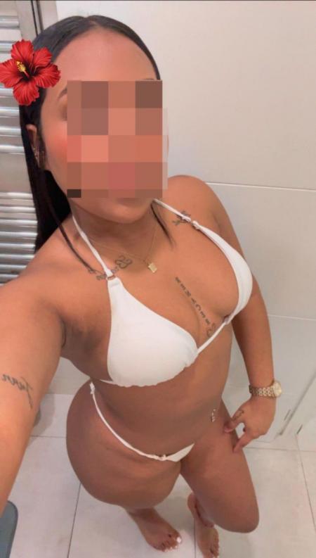 FEMME ÉLÉGANTE DE PASSAGE