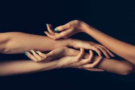 2 jeunes femmes pour massages à 4 mains