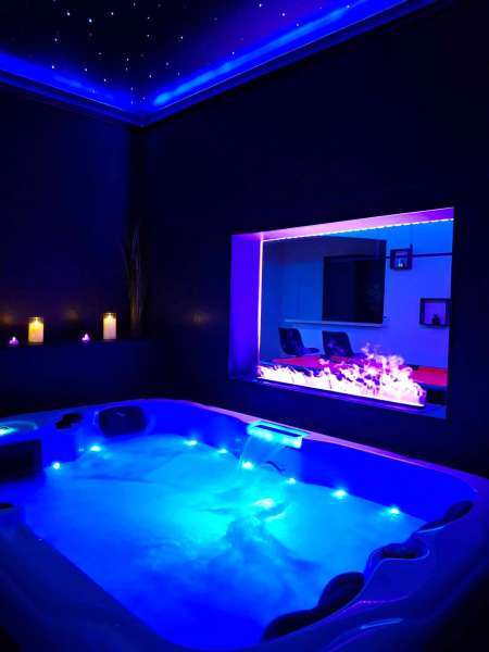 cherche Femme pour Soiree Airbnb, Jacuzzi spa