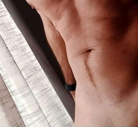 Homme bien membré et gros éjaculateur
