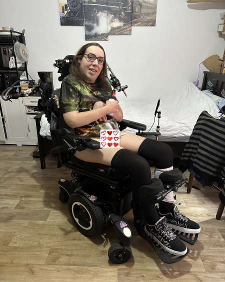 Chienne trans paralysée en fauteuil Roulant