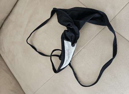Qui veut sentir le string odorant de ma femme ?