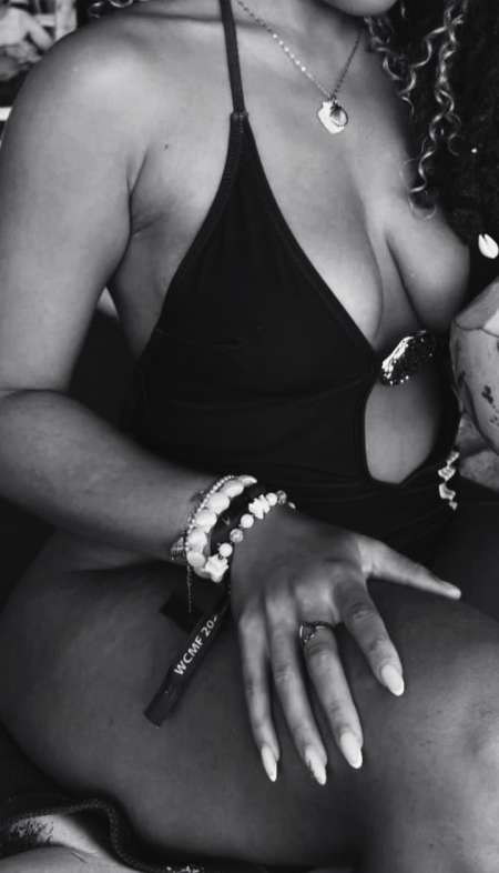 Femme élégante et naturellement raffineé