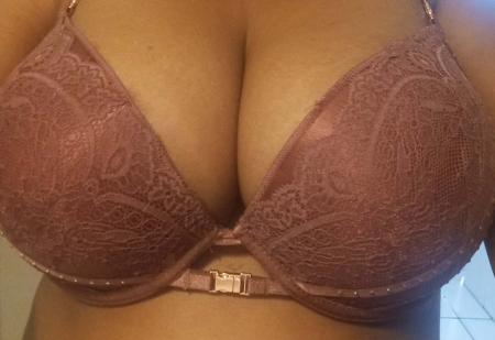 Belle femme métisse belle seins'