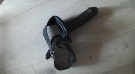 Soumis lécheur avec gode ceinture